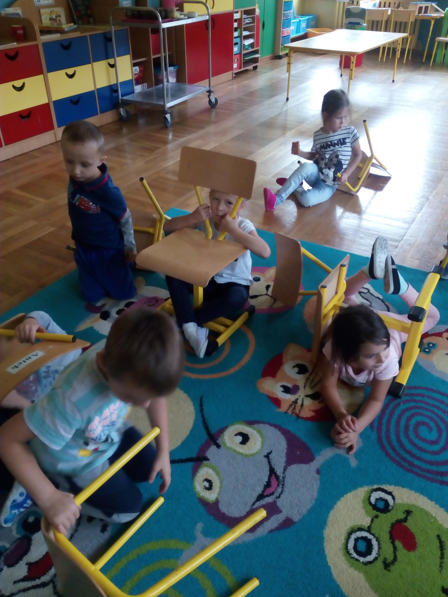 Zabawa Z Krzesełkami Dla Dzieci