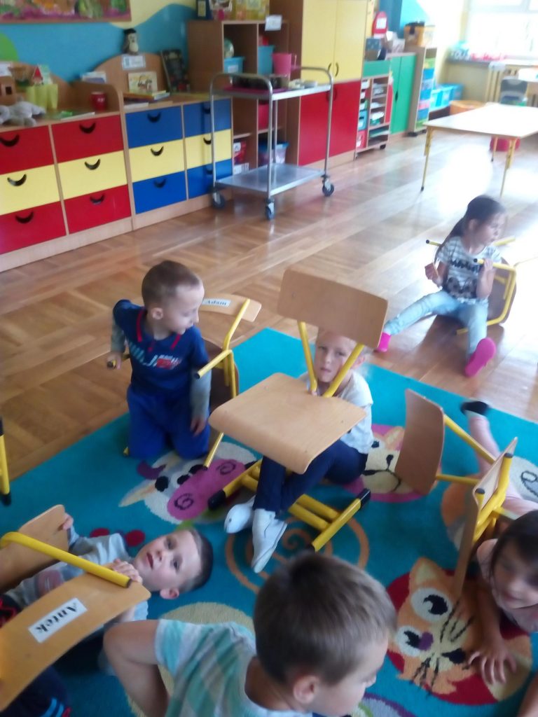 Zabawa Z Krzesełkami Dla Dzieci Zabawy z krzesełkami – Miejskie Publiczne Przedszkole w Szczawnicy