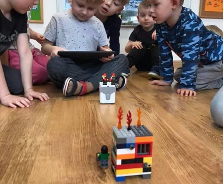 Realizacja zajęć z programu PRZEDSZKOLAKI CYBER BYSTRZAKI- poznajemy robota Phonton i Genibota . Projekt dofinansowany przez Fundację BGK w programie ” Na dobry początek”